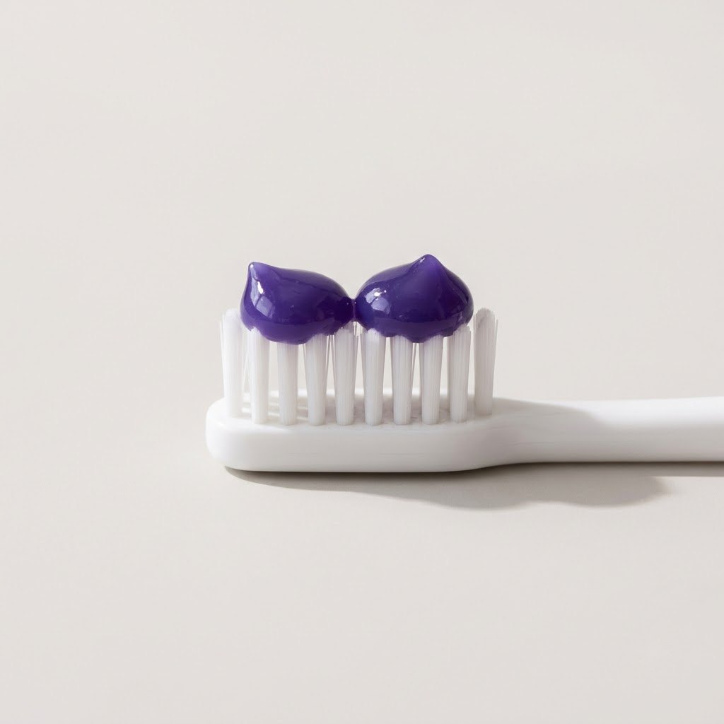 Dos pulsaciones de gel morado sobre las cerdas del cepillo