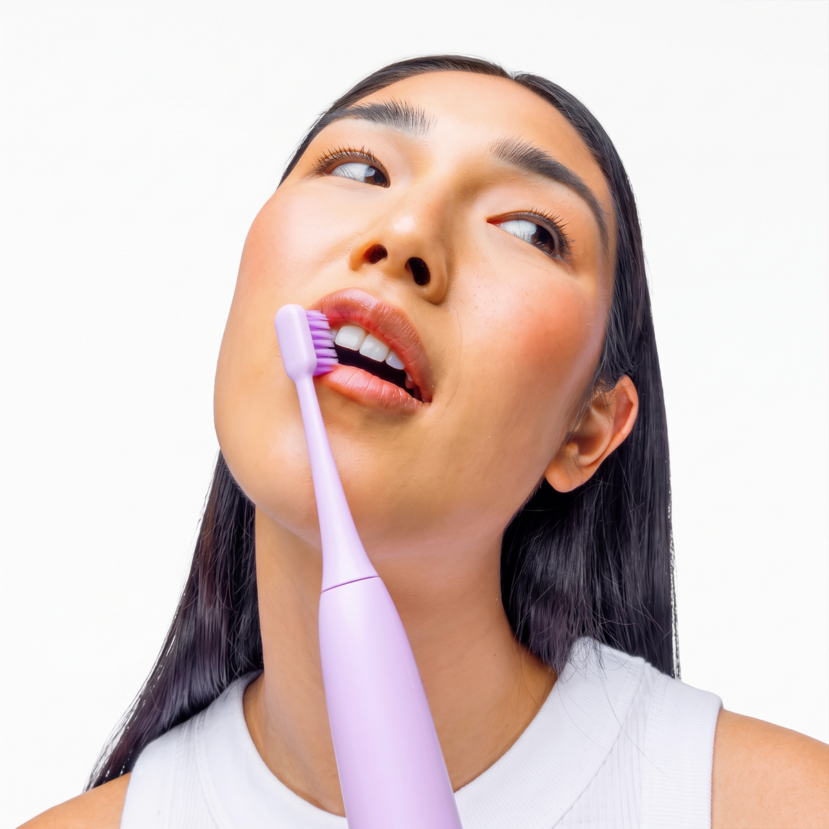 Chica usando el cepillo eléctrico Obsessive