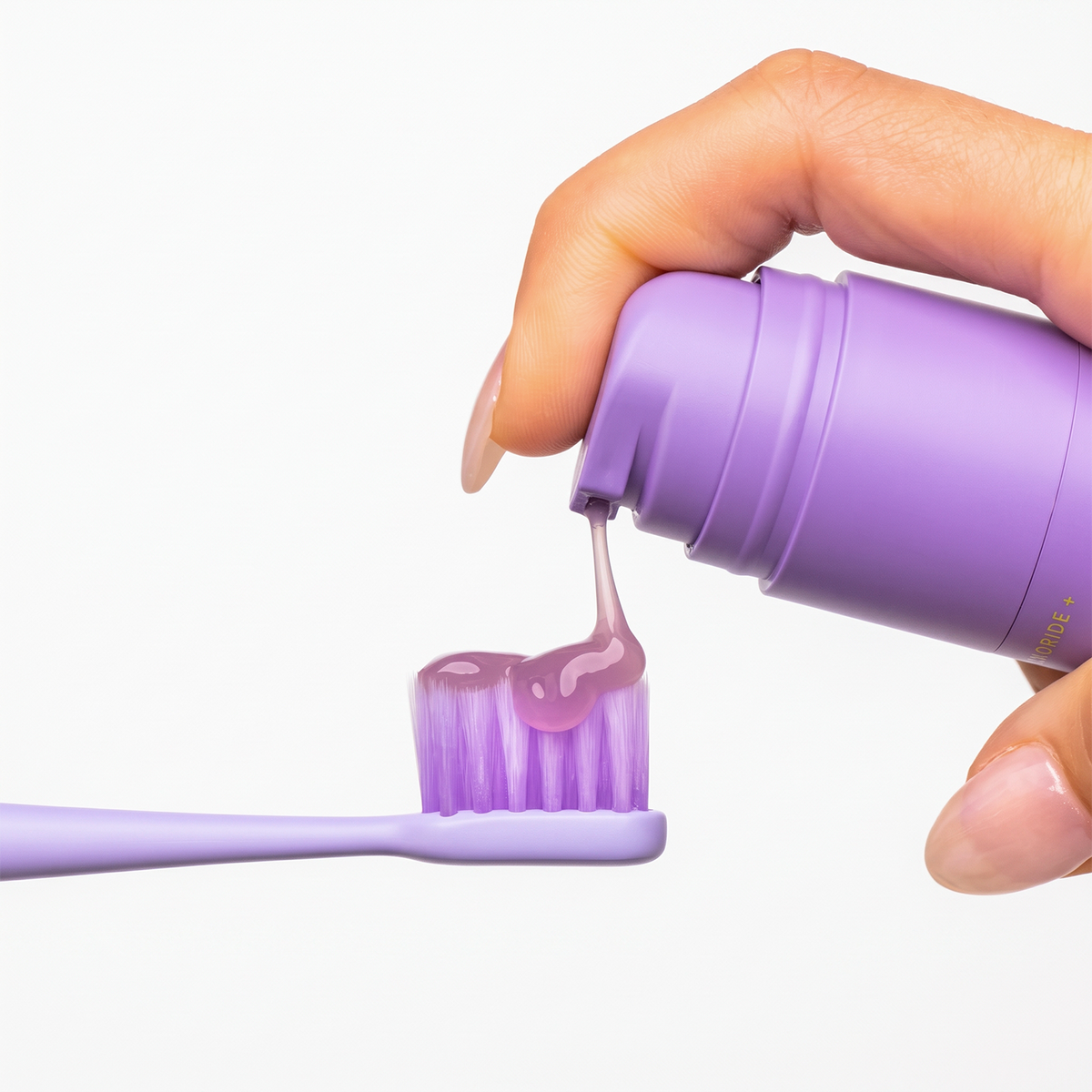 Pasta de dientes Obsessive sobre el cabezal del cepillo eléctrico