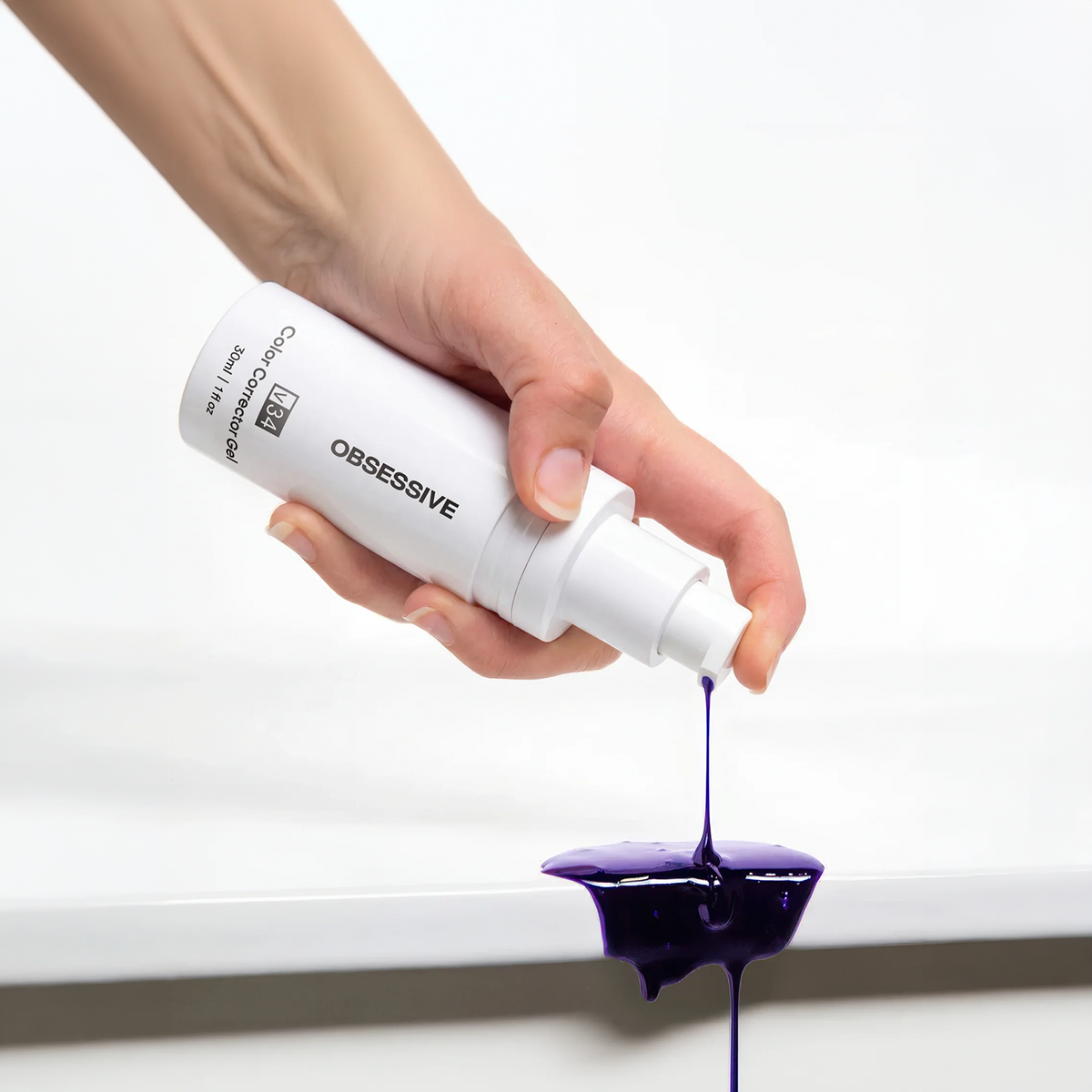Gel Purple V34 saliendo del bote